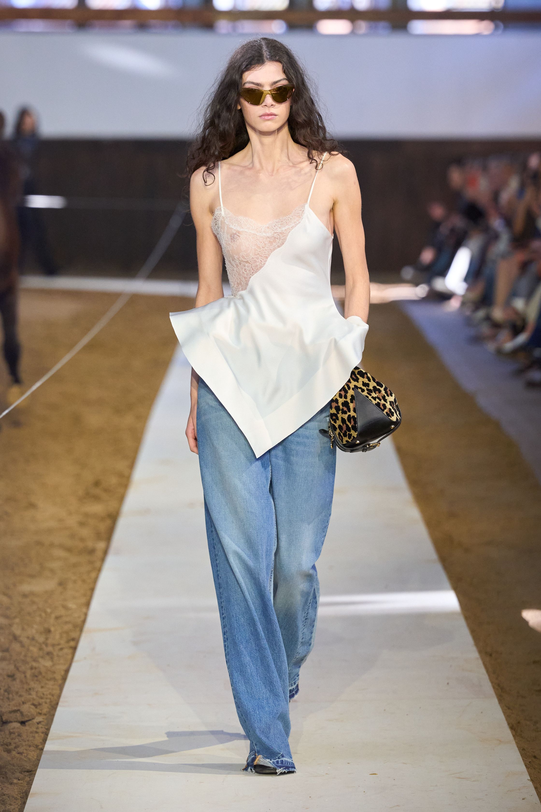 Stella McCartney 2026秋冬系列呈现出品牌标志性的环保现代主义风格。宽肩皮质外套、利落西装与轻盈衬衫形成对比，色彩从焦糖棕、米色延伸到亮蓝与图案针织，营造轻松却精致的都市衣橱。设计通过简洁线条与可持续材料构建出现代女性的力量感与舒适度。整体造型更注重真实穿着场景，让奢华与环保理念在日常衣橱中实现平衡-顽石频道趋势研究